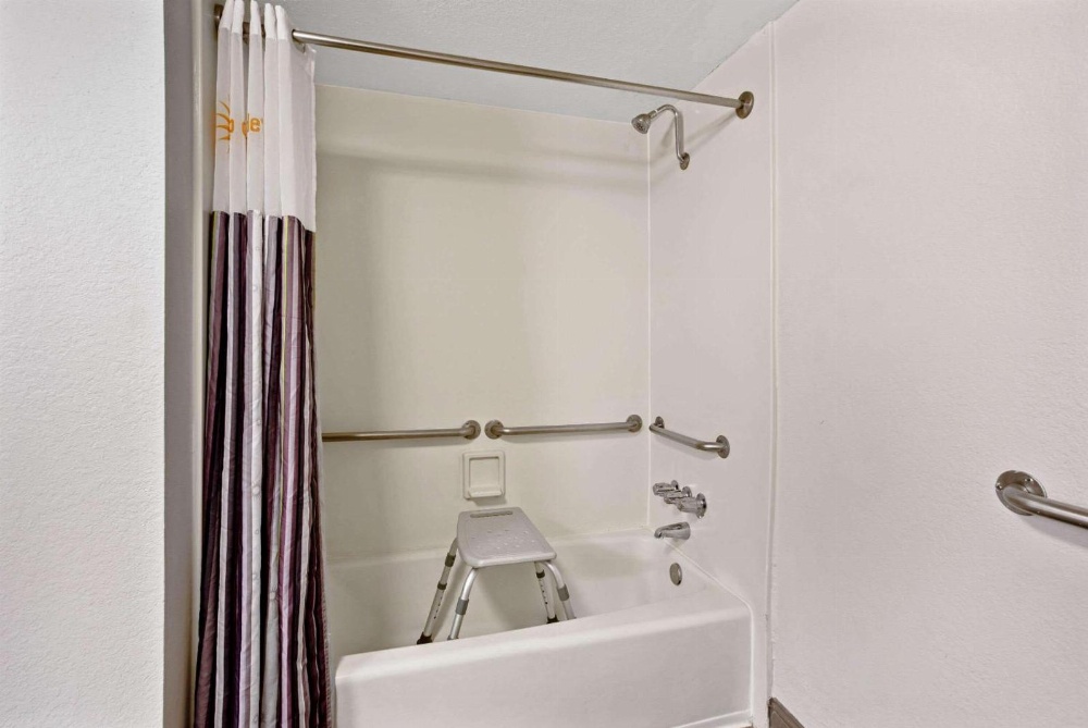 King Room with Patio - Poolside/Non-Smoking